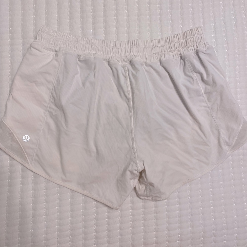 Luluemon Hotty hot lined 4 in shorts
